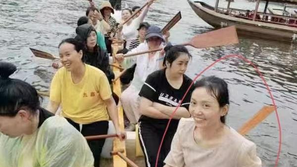 女友怎么办？太阳报：本泽马与前妻一起晒日光浴，在海中相拥